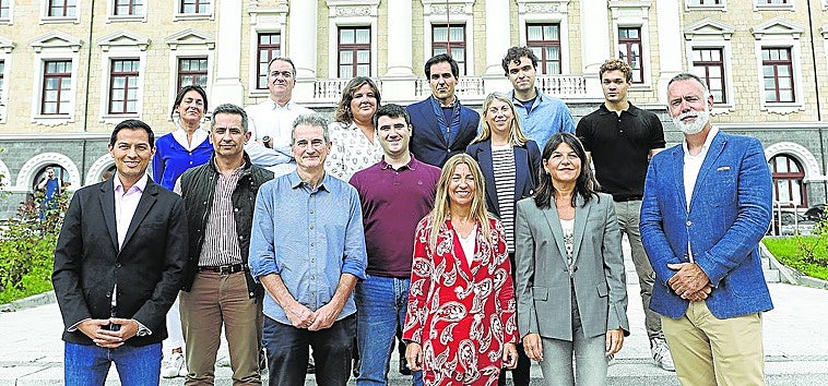 Los promotores de los proyectos seleccionados junto a algunos de los expertos que impartirán el curso.