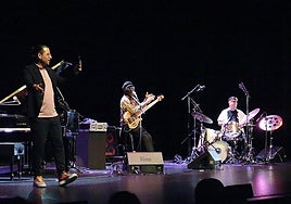 Rodríguez en pie, Bona en el centro y Olivera.