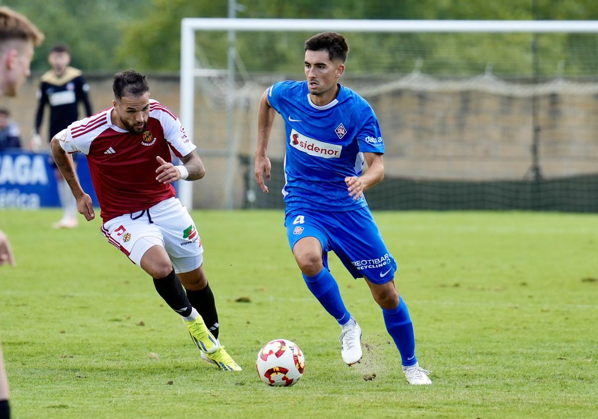 Kortazar sale jugando con el balón desde atrás en Urritxe.