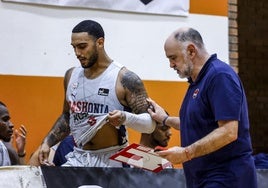 Pablo Laso corrige a Howard durante el partido ante el Bilbao Basket.