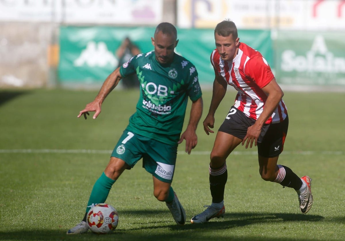 David Ferreiro conduce un balón ante Xabi Irurita.