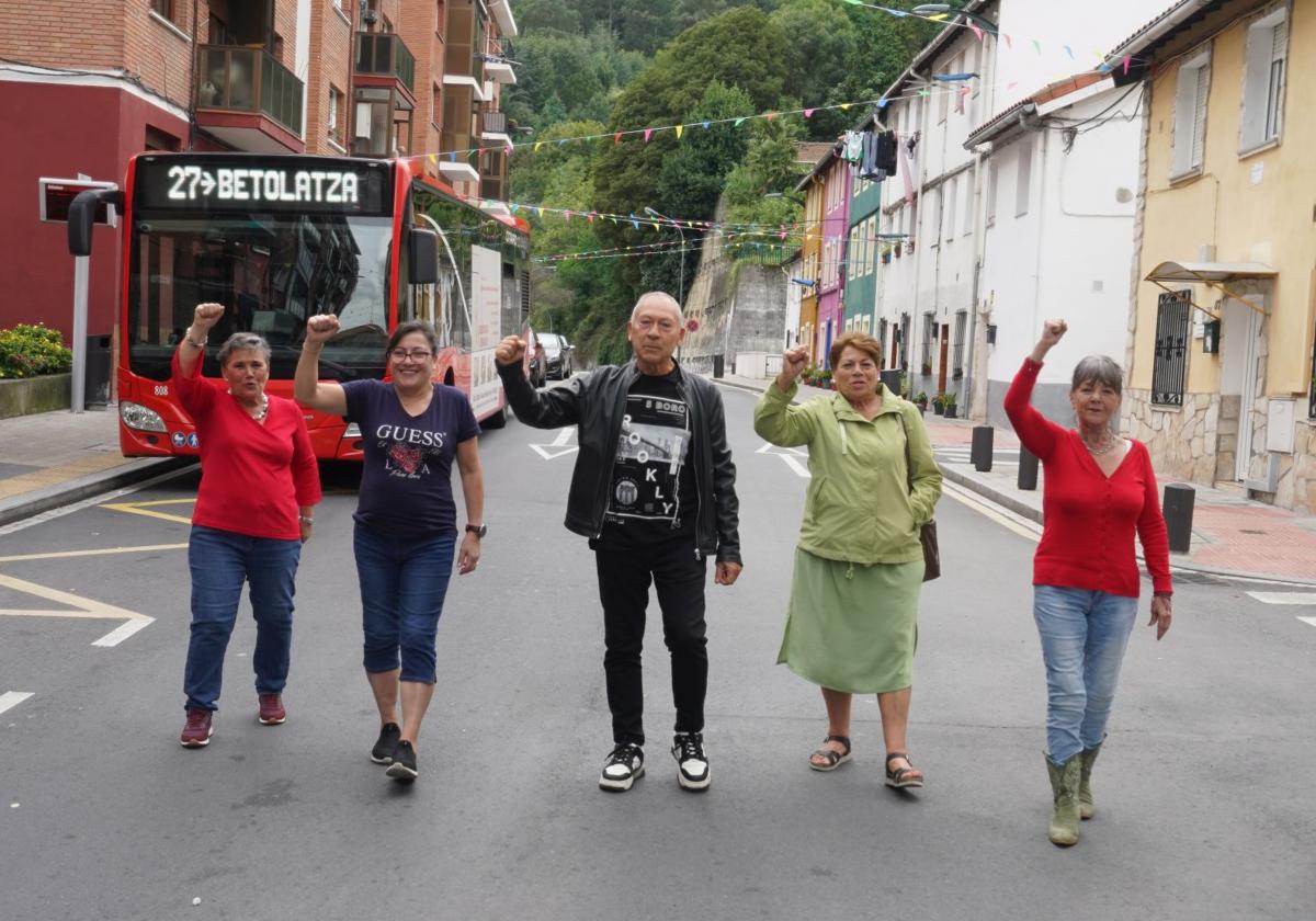 Feli, Mayte, Joseba, María Concepción y Maite, retratados esta semana ante una unidad del 27 en una parada deBetolaza.