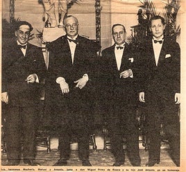 Los hermanos Machado, Antonio y Manuel, junto a Miguel Primo de Rivera y su hijo José Antonio.
