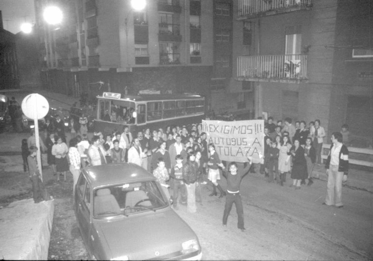 Imagen principal - Un grupo de vecinos en plena manifestación ante una de las unidades secuestradas., información publicada en EL CORREO el 16 de abril de 1978 e imagen de la protesta con burros. 