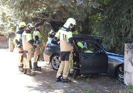 Rescatan a un conductor de su vehículo tras sufrir un accidente en La Avanzada