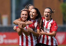 Las rojiblancas festejan el gol de la victoria.