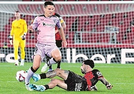 Samú Costa protesta una acción en la que vio una de sus dos amarillas.