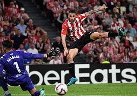 Berenguer se eleva sobre Bartra para cabecear el único tanto rojiblanco