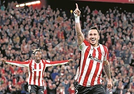 Unai Gómez y Nico Williams felicitan a Guruzeta tras el gol de la victoria.