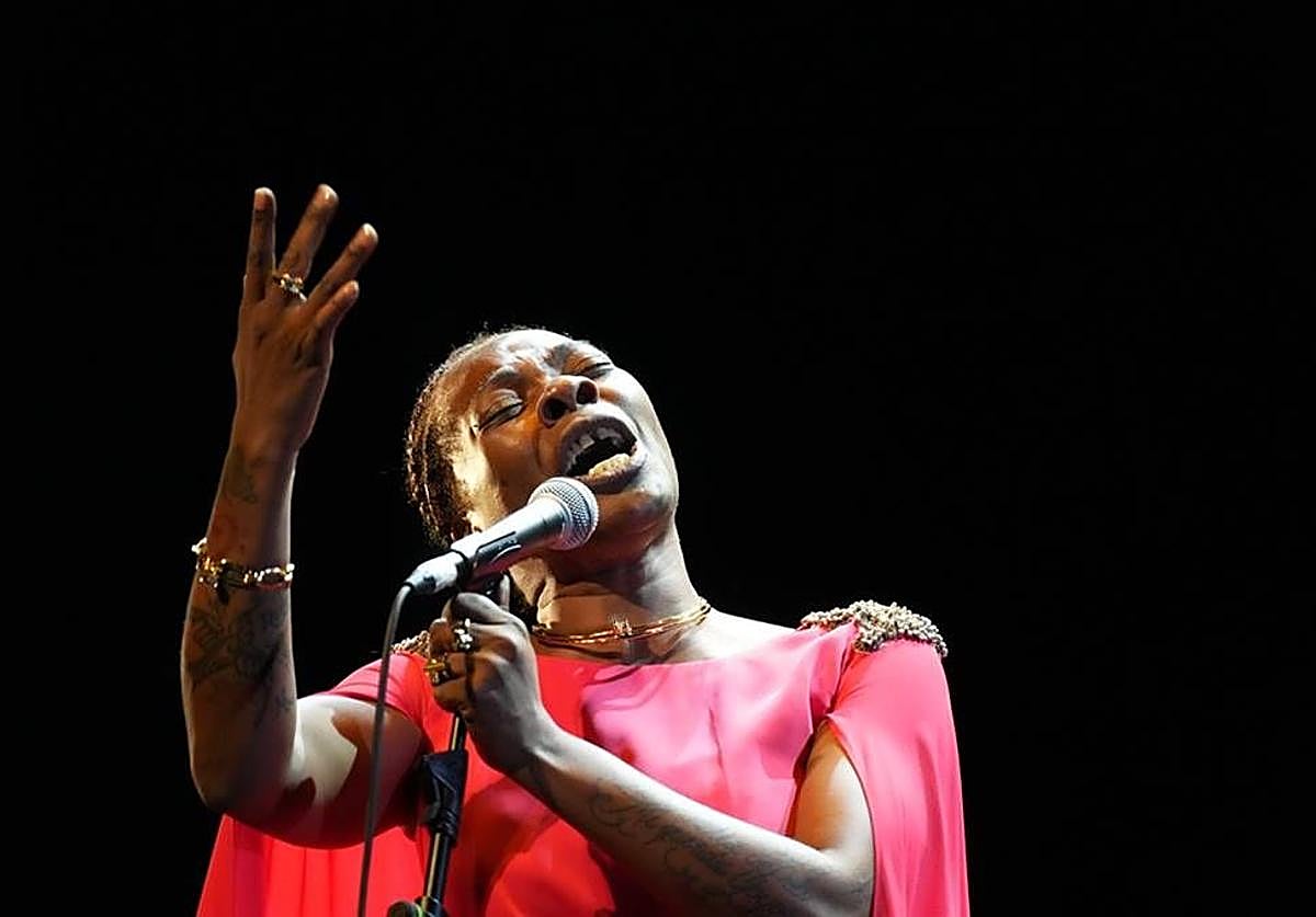 Concha entregada a una canción.