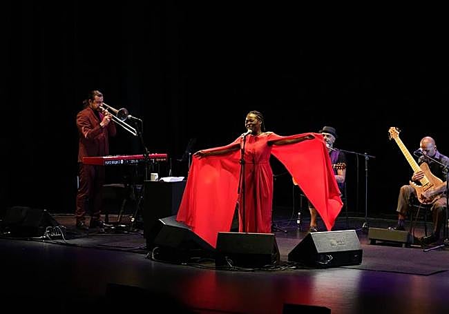 Al fondo Santiago Cañada, su marido.
