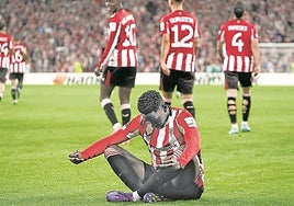 Nico Williams felicita a Adama Boiro por su primer gol con el Athletic.