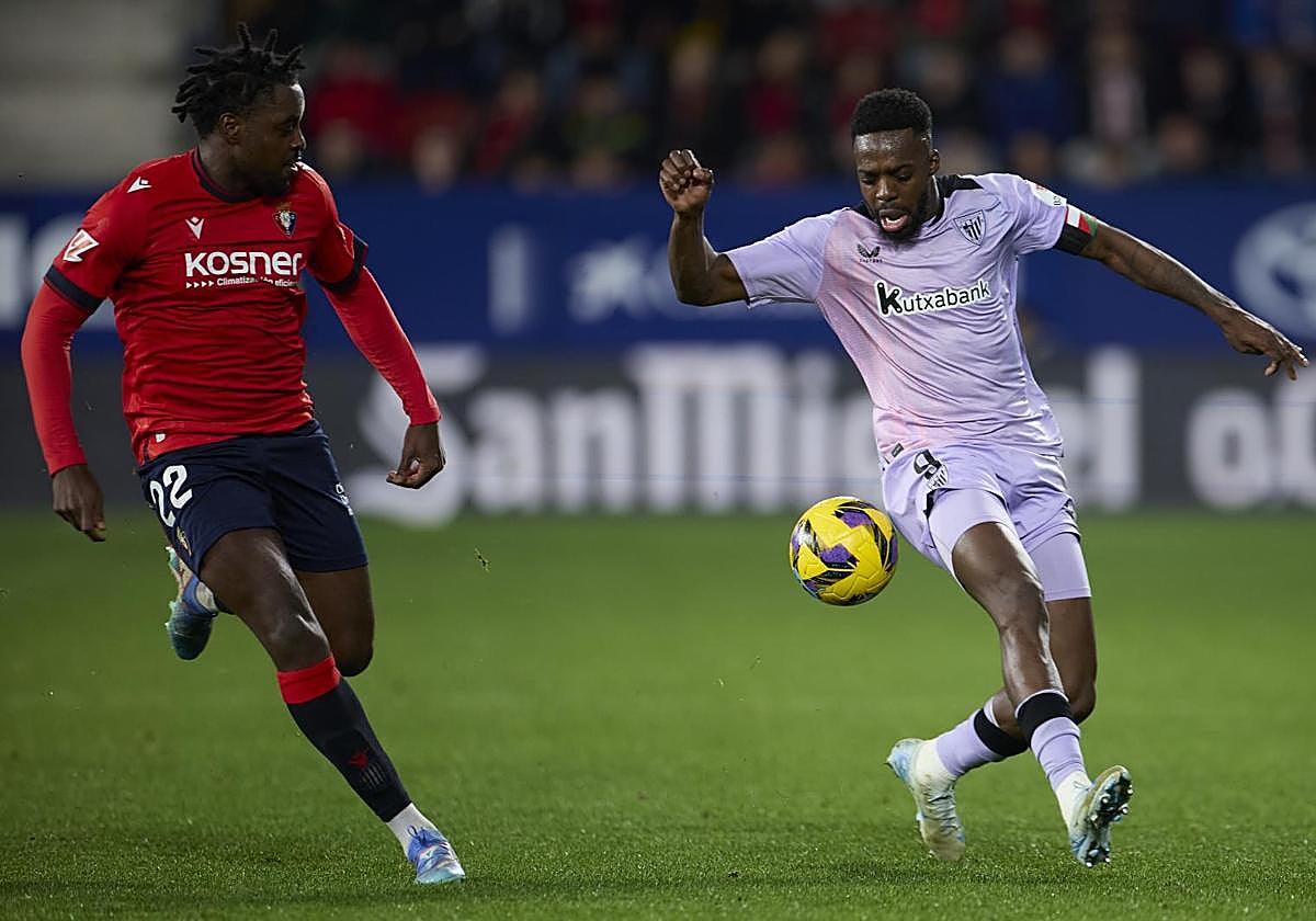 Iñaki Williams controla el balón ante la defensa de Boyomo.