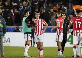 Lekue consuela a Jauregizar al final del partido.