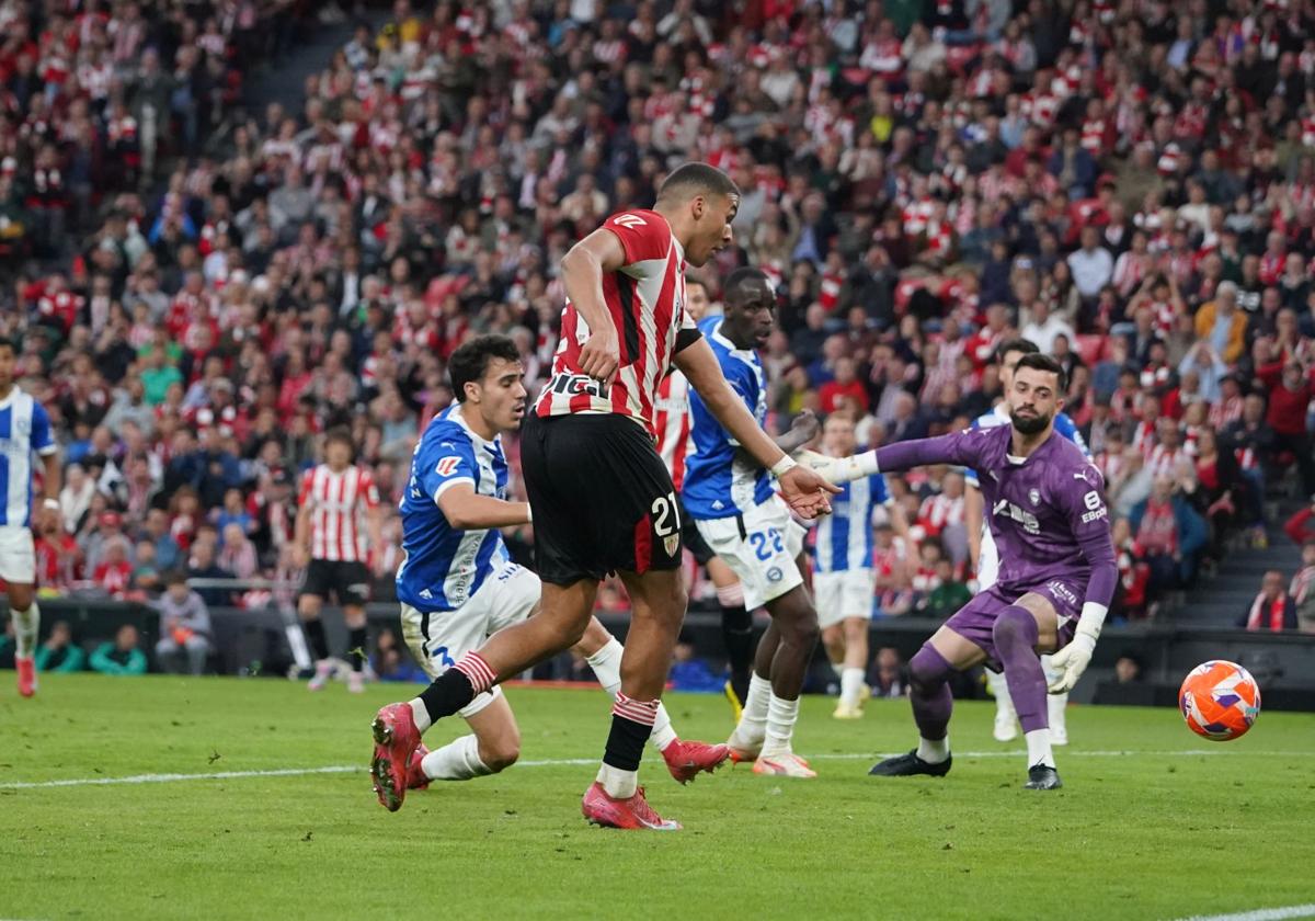 Momento en el que Manu Sánchez introduce el balón en su propia portería en el único gol del partido.