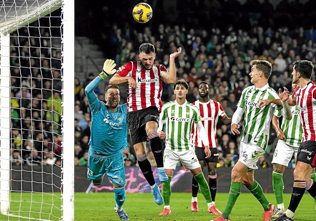 Paredes marcó el primer gol del Athletic tras botar Berenguer un saque de esquina.