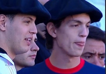 Los hinchas de San Lorenzo se ponen la txapela: el recibimiento a la familia de Muniain en su debut