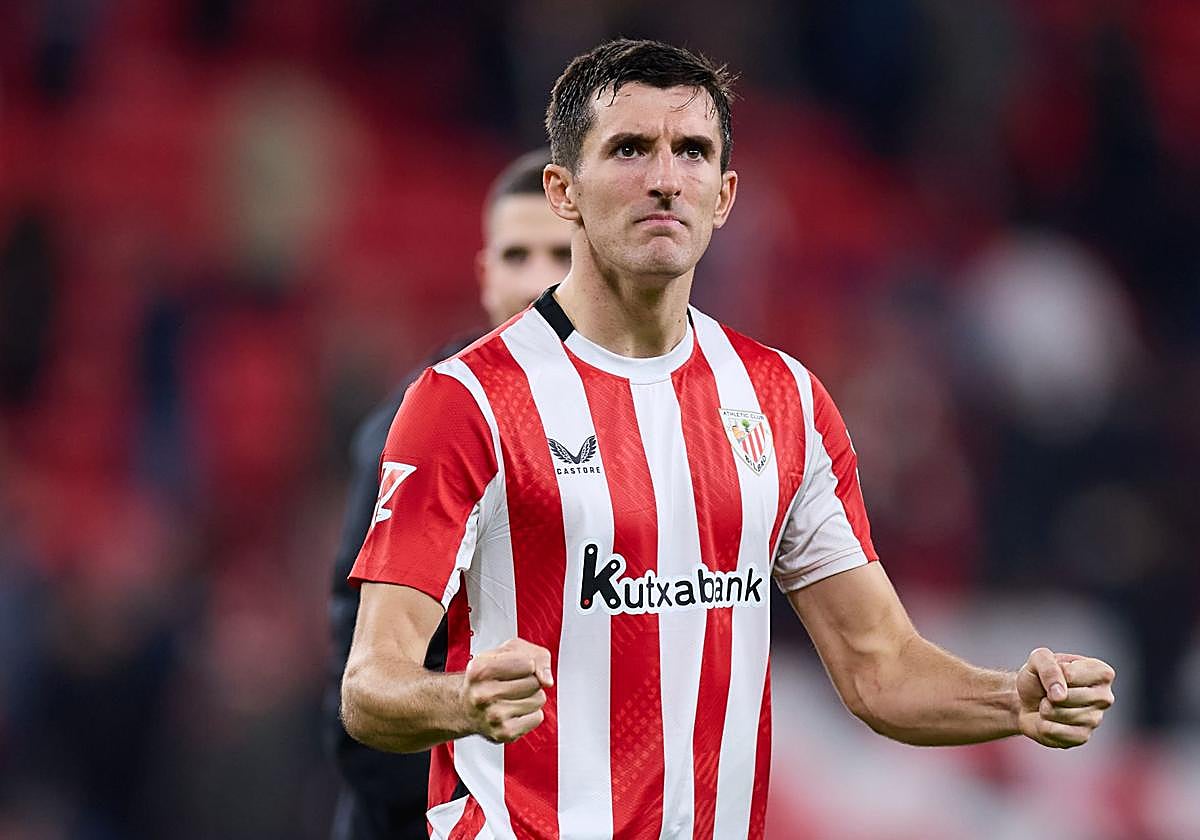 Vivián celebra con la grada el triunfo ante el Real Madrid.
