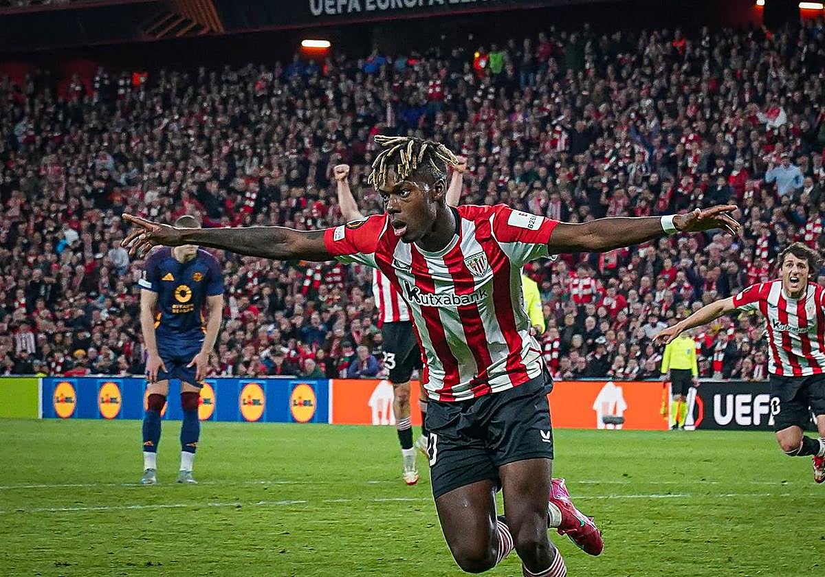 Nico celebra haciendo el avión el primer gol de la tarde.