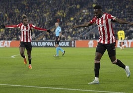 Iñaki Williams celebra el primer gol con su hermano Nico.