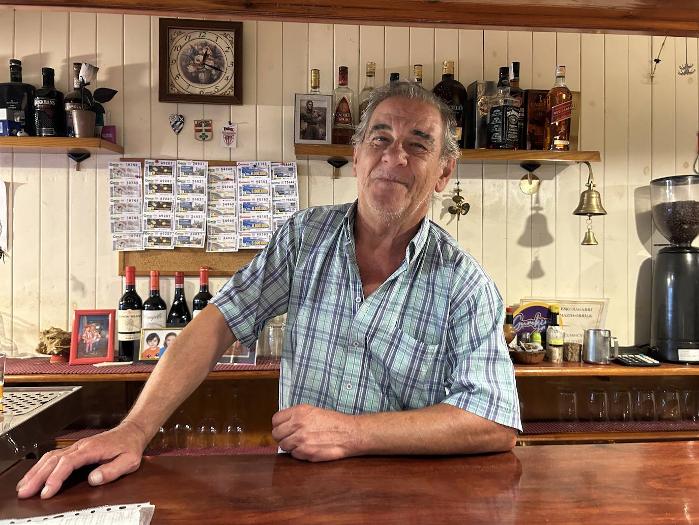 Rafael Deusto, en el bar Goizalde