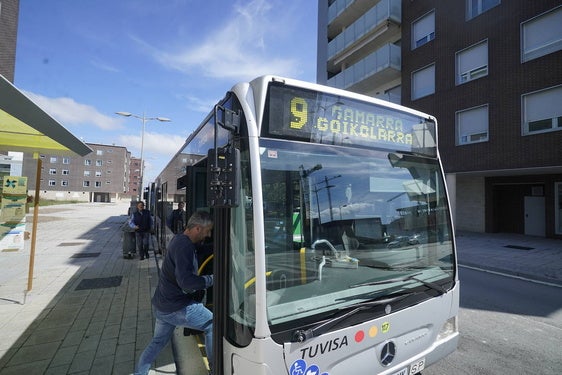 Un vecino se subo en un autobús de la renombrada línea 9.