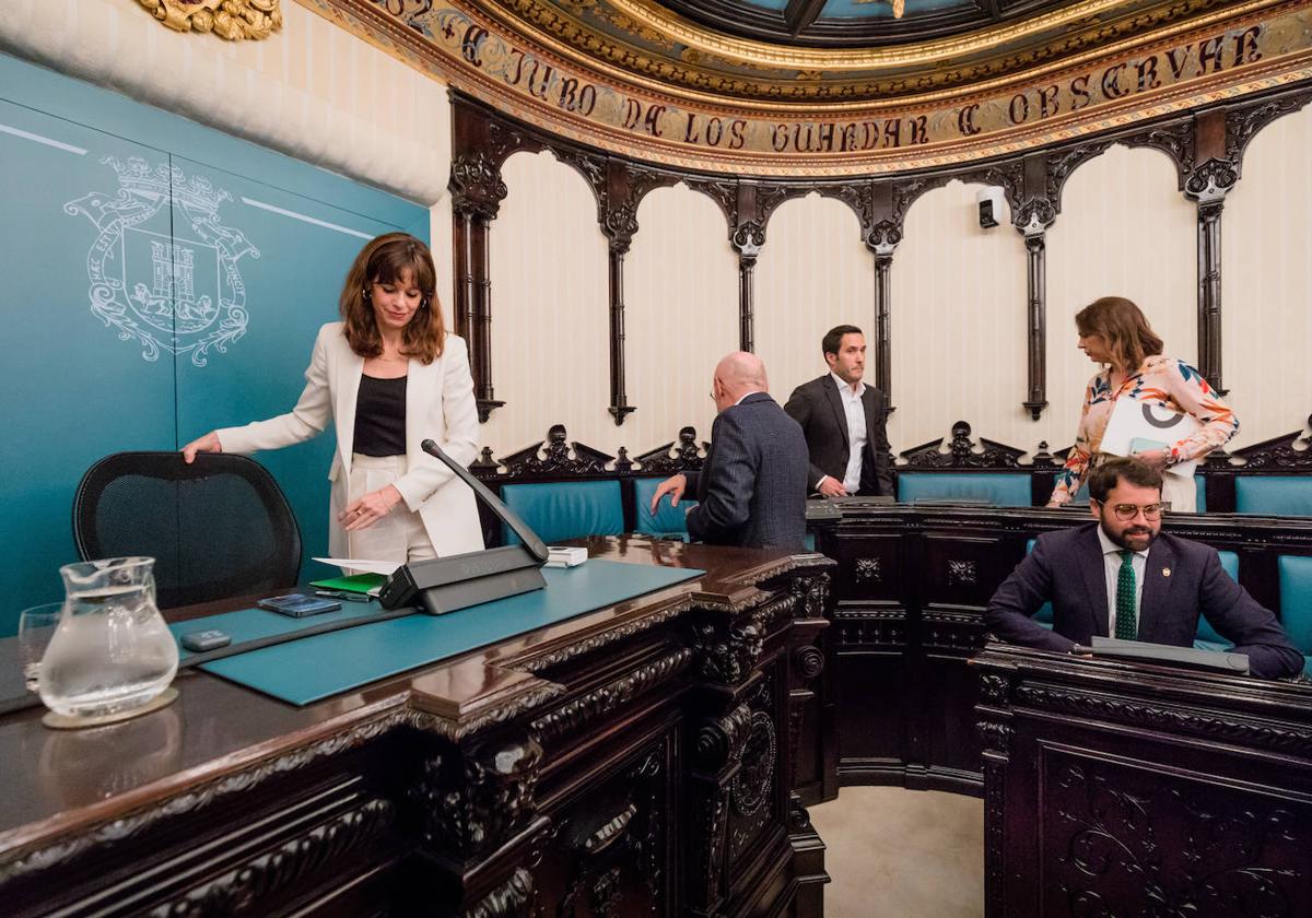 La alcaldesa, Maider Etxebarria (PSE), el portavoz del PP, Iñaki García Calvo, durante un anterior pleno.