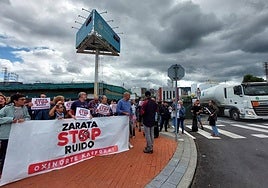 Los vecinos se concentraron el viernes en la puerta de la fábrica.