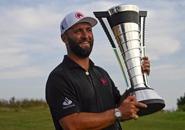 Jon Rahm celebra el triunfo en Chicago que certifica el título de la Liga saudí.