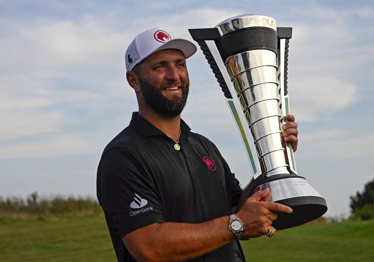 Jon Rahm celebra el triunfo en Chicago que certifica el título de la Liga saudí.