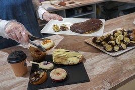 Pasteles vascos, galletas, hojaldres, tartaletas, donuts, roll de canela y otros postres más son la sensación de los vitorianos