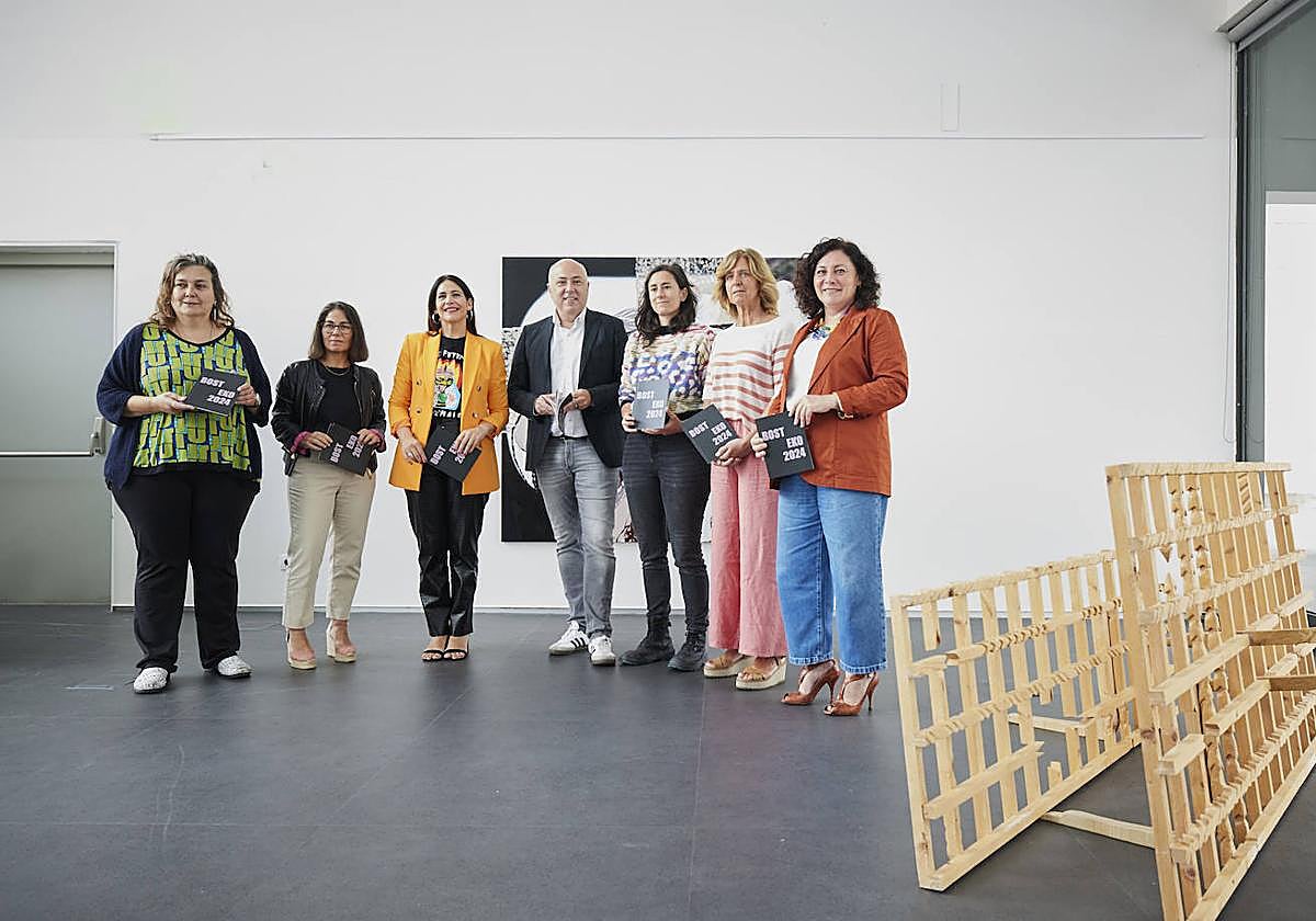 Los alcaldes de Leioa, Amorebieta, Getxo, Arrigorriaga y Basauri presentan junto a la diputada de Euskera, Deporte y Cultura la exposición artística.
