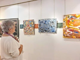 La exposición solidaria presenta cuadros donados por artistas de Ondarroa.