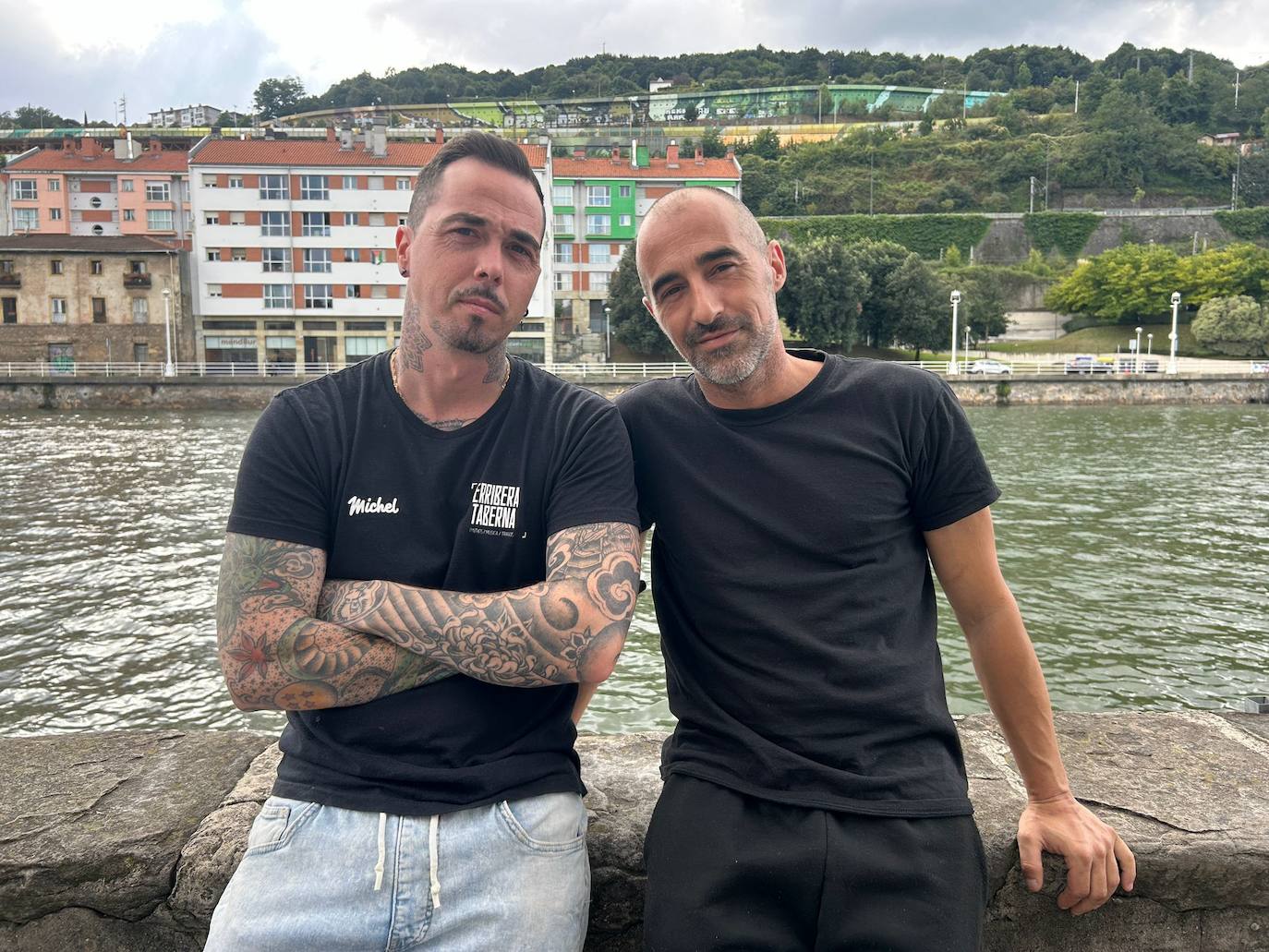 Michel Fernández, vecino de La Ribera de Deusto, y un amigo suyo.