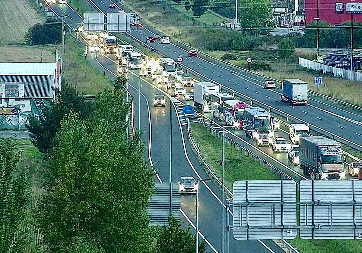 Retenciones en la N-622 (autovía a Bilbao), en sentido Vitoria.