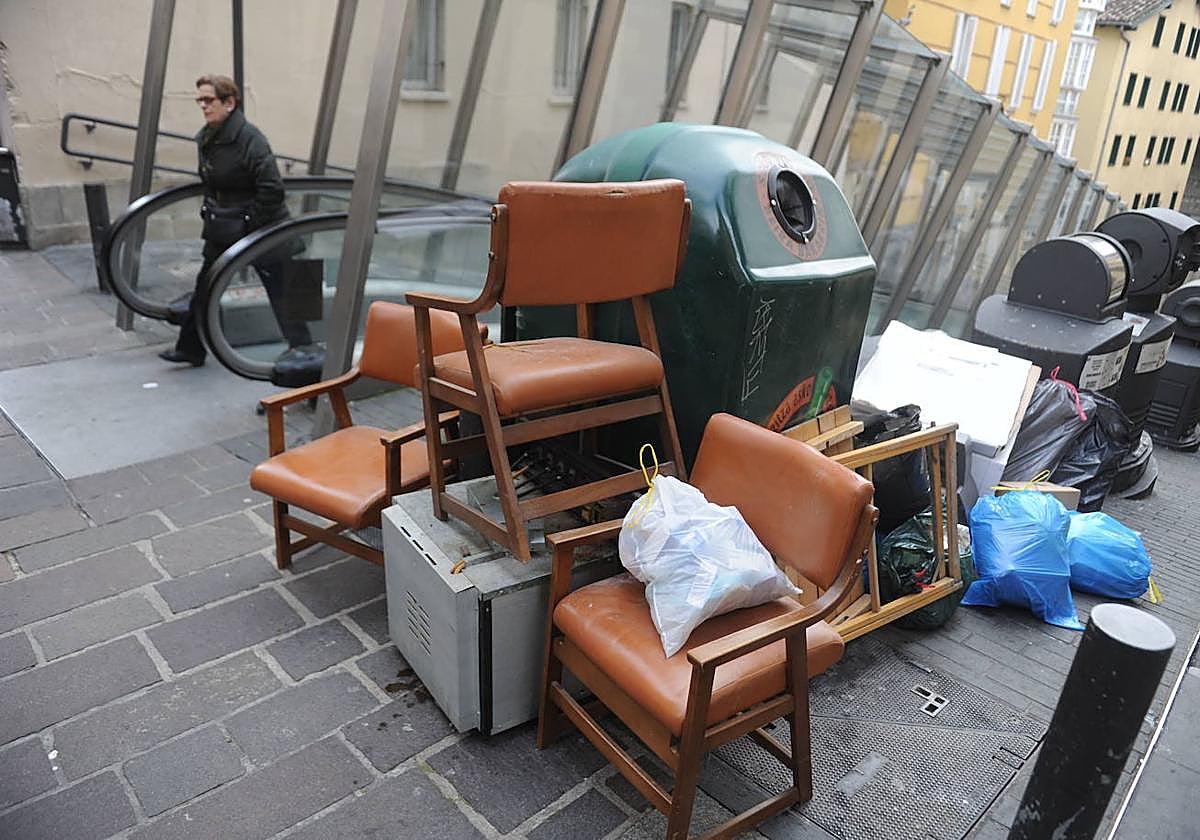 Muebles, bolsas y enseres abandonados alrededor de un buzón de recogida neumática en el Casco Viejo.