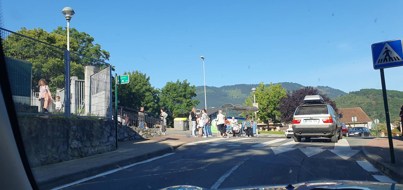 Los coches se suelen concentrar en la entrada de los centros escolares de Llodio.