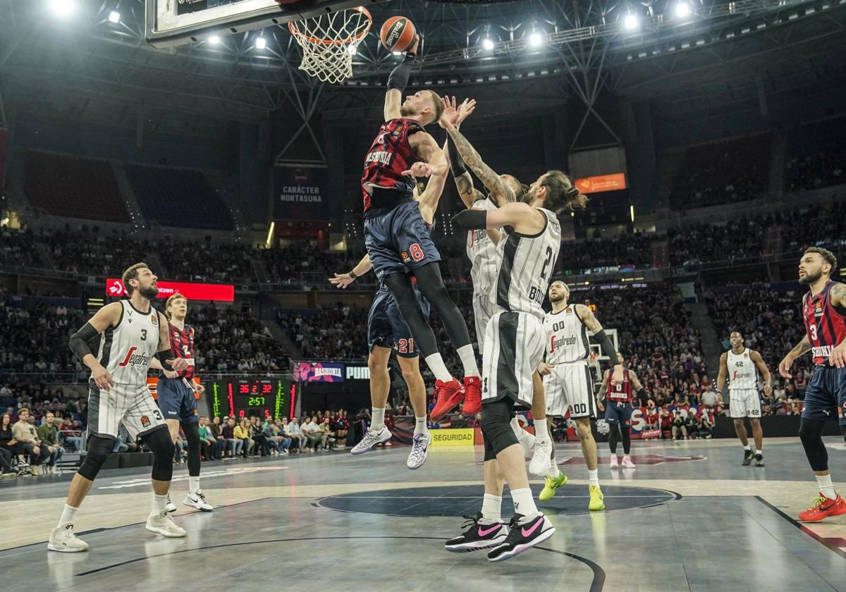 Sedekerskis busca la canasta ante la presencia de Shengelia durante el Baskonia-Virtus de Bolonia del play-in del curso pasado.