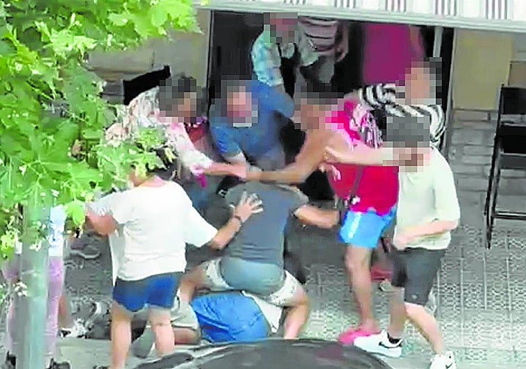 Varios ciudadanos arremetieron contra el policía fuera de servicio al creer que se trataba de una pelea en lugar del arresto de un ladrón.