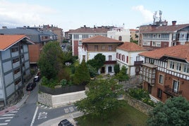 Una vecina contempla el solar dejado por el derribo de un palacete protegido en Getxo.