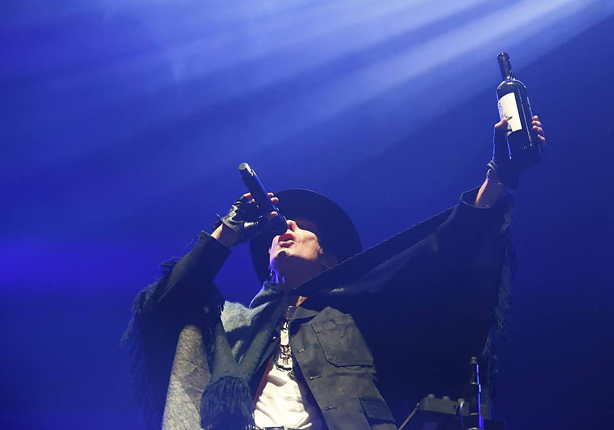 El cantante de Jane's Addiction, Perry Farrell, con una botella de vino durante el concierto en el Azkena Rock Festival de Vitoria, el pasado julio.