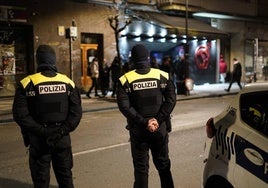 Agentes de la Policía Local en labores de vigilancia nocturna en Vitoria.