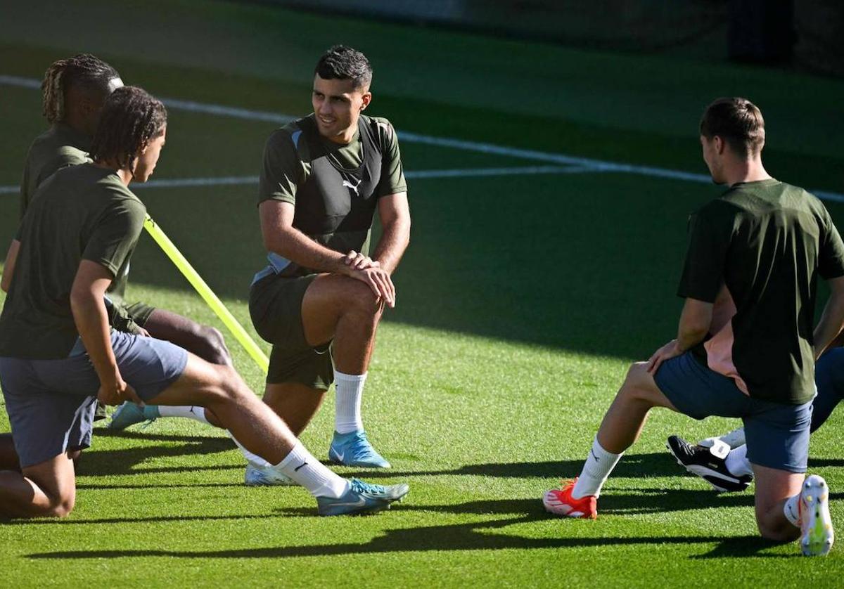 Rodi junto a sus compañerosa en el último entrenamiento del City antes de medirse al Inter.