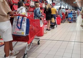 Colas en un supermercado vizcaíno.