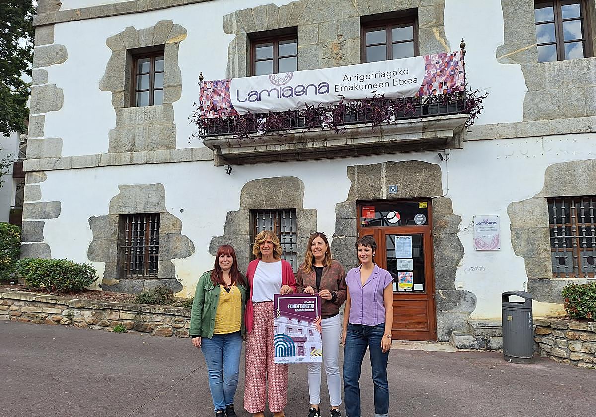 Alaznue Urtiaga, dinamizadora de Lamiaena; Maite Ibarra, alcaldesa de Arrigorriaga; Joana Etxeberria, concejala de política social y Ane González, técnica de Igualdad del Ayuntamiento