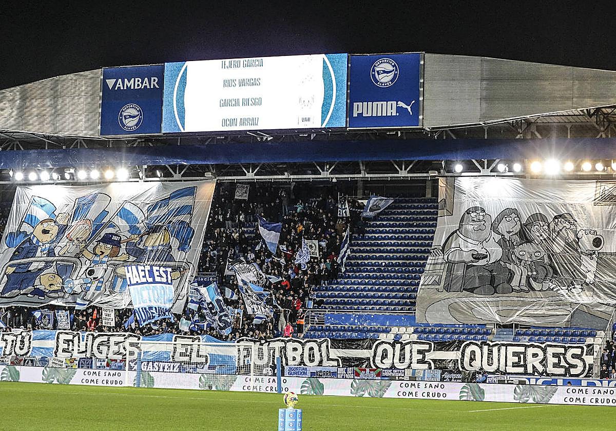 Tifo anterior de Iraultza en protesta por los horarios.