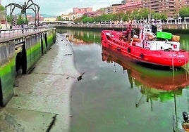 La embarcación que retirará los paneles deteriorados, ayer frente al muelle del Guggenheim.