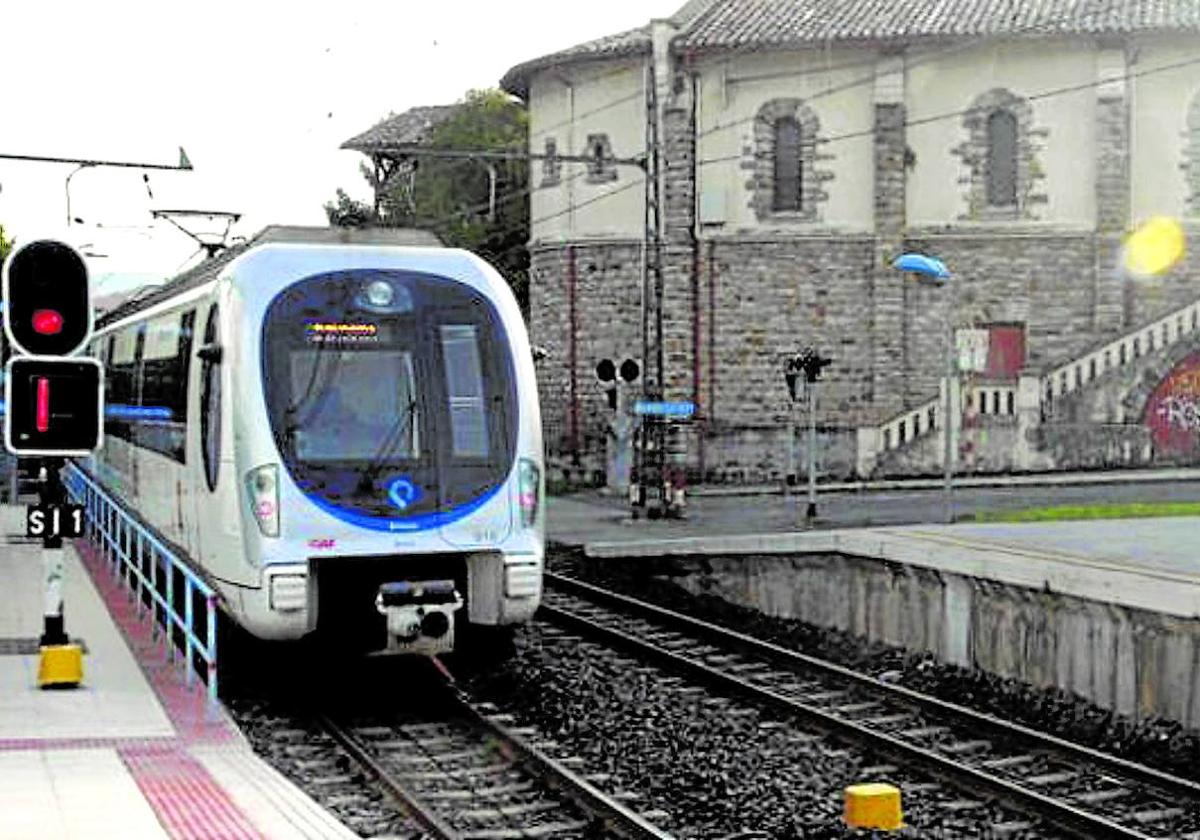 Una unidad de Euskotren avanza hacia Bilbao por la ruta que llega desde Durango.