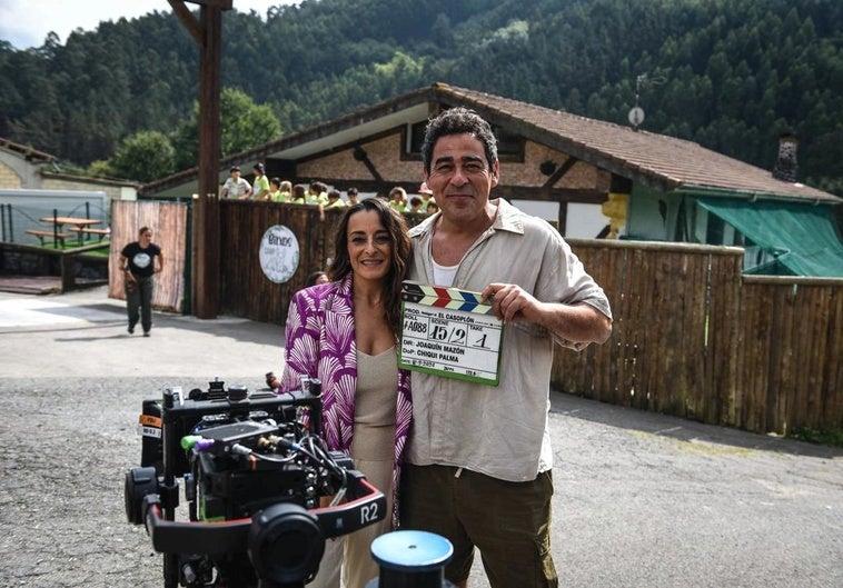 Raquel Guerrero y Pablo Chiapella en el rodaje de 'El casoplón' en el aula de la naturaleza Bitxos, en Maruri.