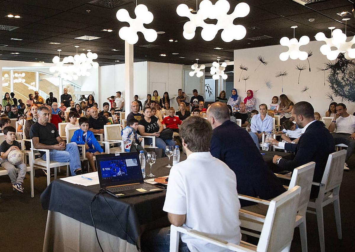 Imagen secundaria 1 - Laguardia apadrina la Escuela de Fútbol del Alavés